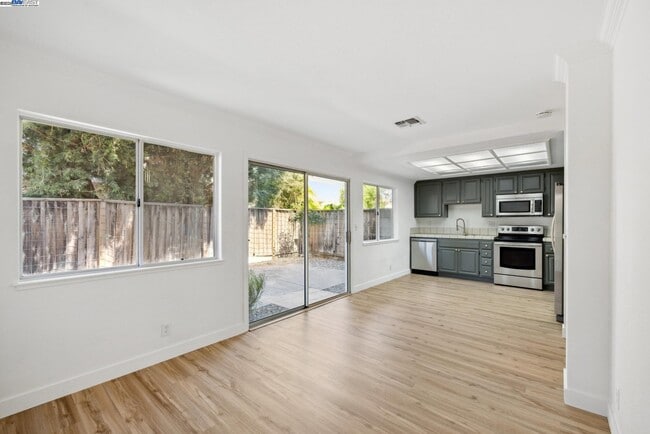 Building Photo - 1733 Magnolia Cir