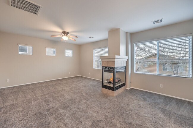 Building Photo - Gorgeous 6Bed/5Bath/4Car, 2-Story Home located in the Mountains Edge