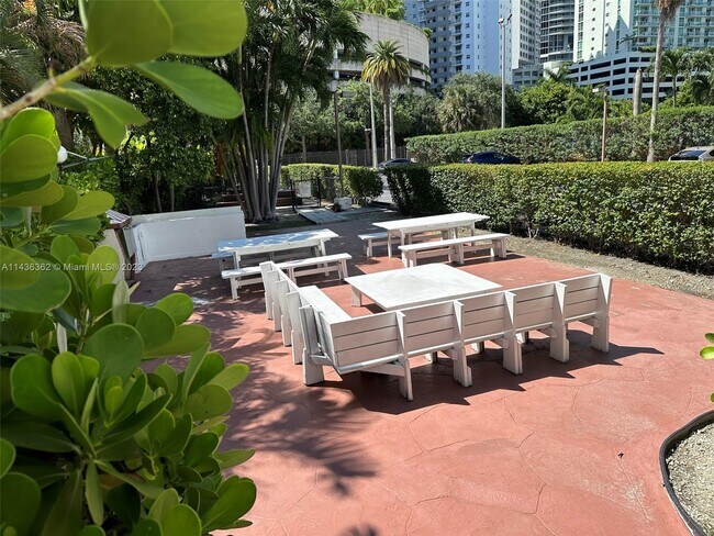 Building Photo - 1440 Brickell Bay Dr