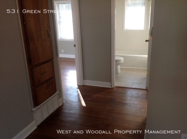 Building Photo - Green Street Duplex in Durham!