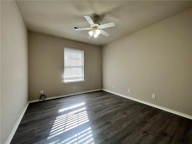 Building Photo - 650 Appleridge Dr