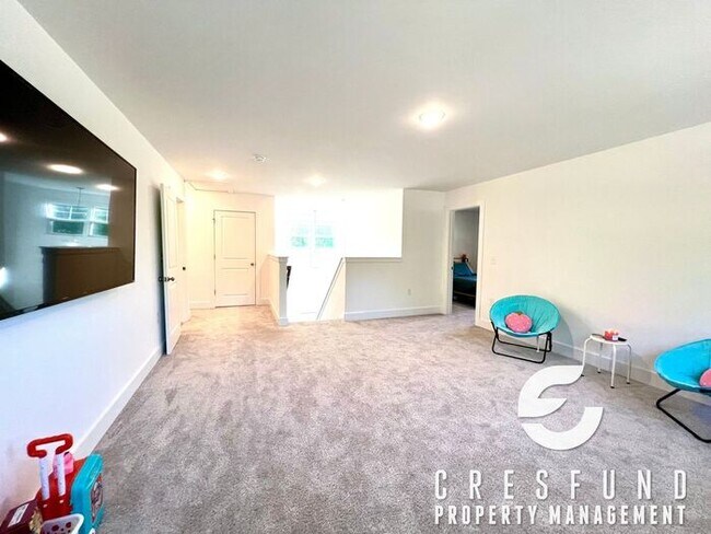 Building Photo - Close to Fort Bragg/Master BR Downstairs S...