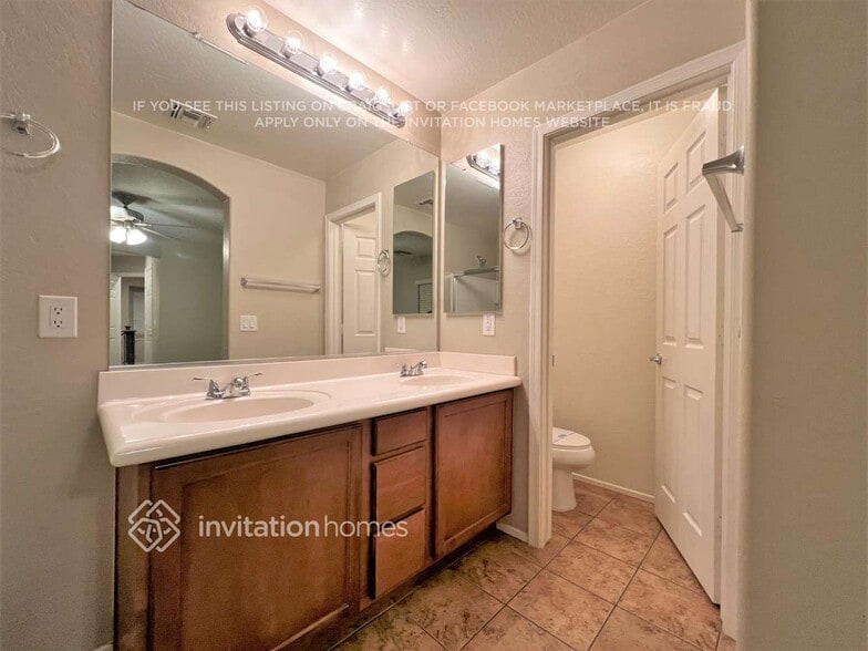 Building Photo - 4715 E Laurel Ave