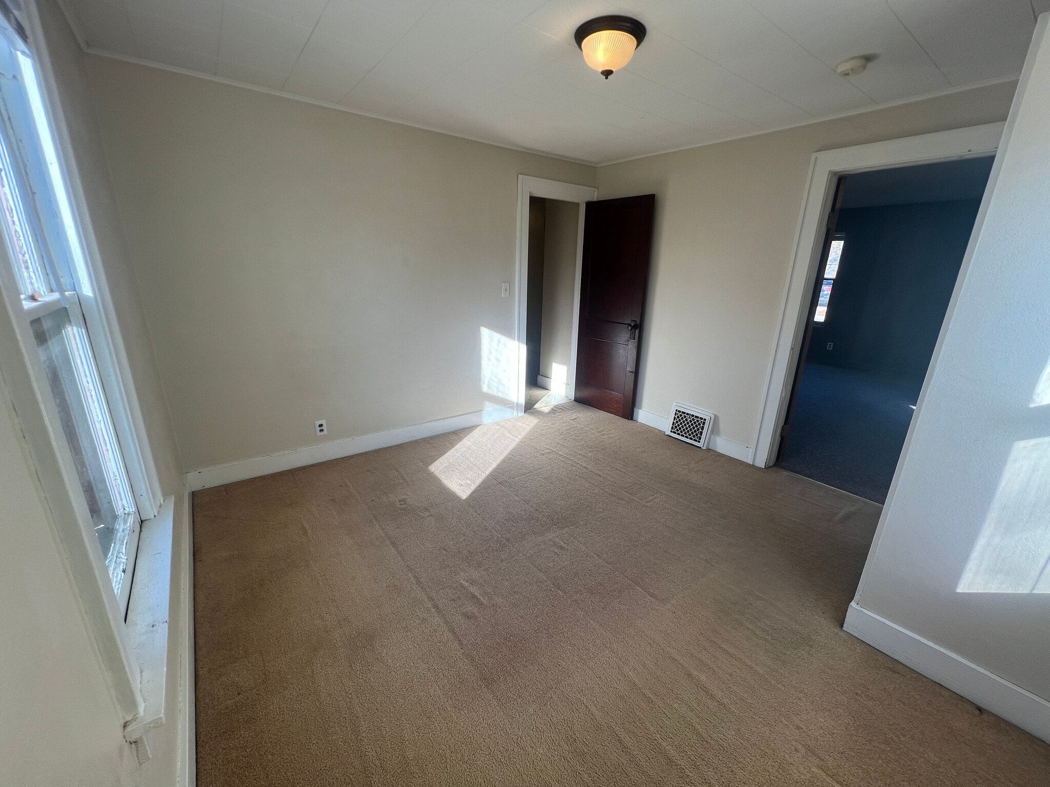 Building Photo - 2041 Charles St