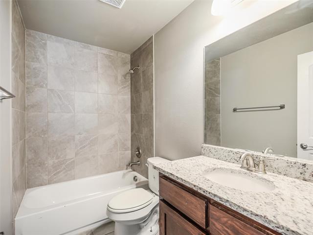 Building Photo - 4916 Villas Dr