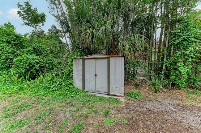 Building Photo - 1827 Alta Vista St