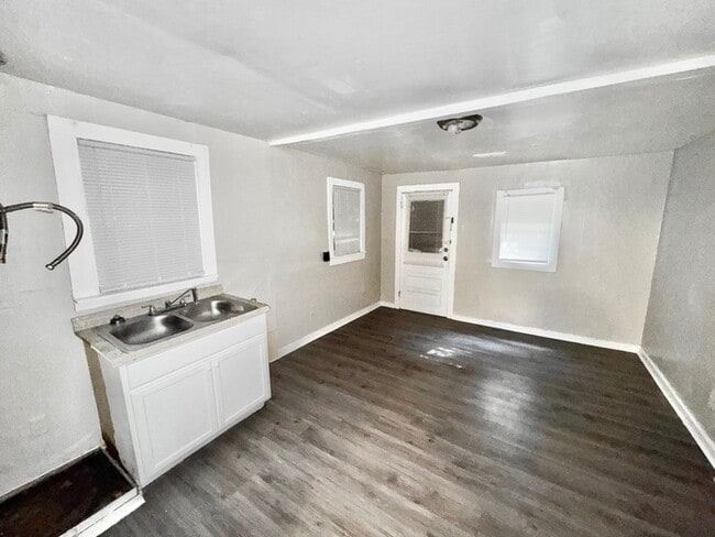 Building Photo - 1536 Brookins St