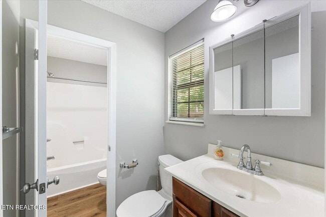 Building Photo - 5917 W Pine Ln