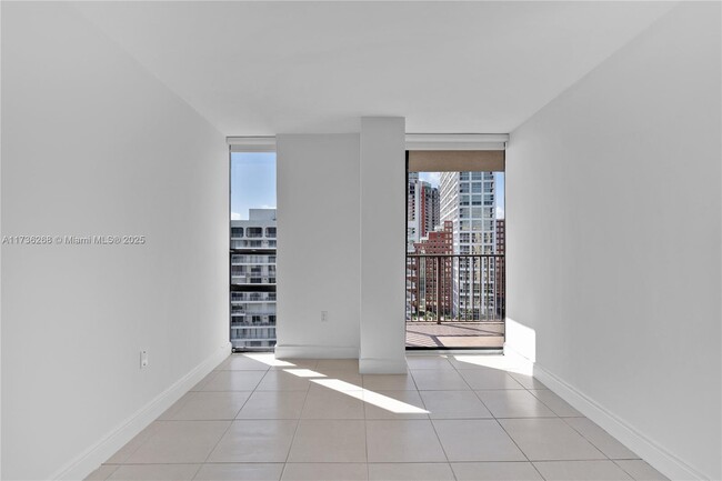 Building Photo - 1450 Brickell Bay Dr