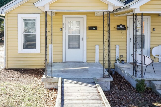 Building Photo - Nelson Street Duplex