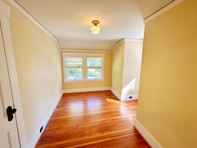 Building Photo - Stunning 3 Bedroom with Fully Fenced Yard ...