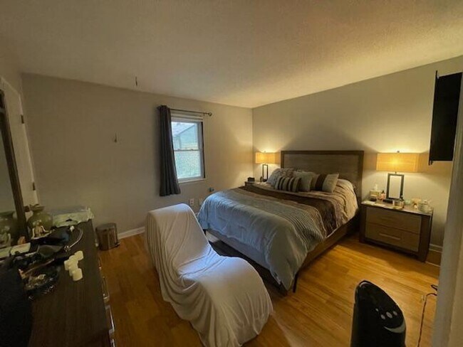 Building Photo - 907 W Chatham St