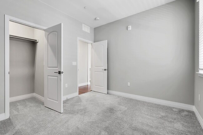 Building Photo - $2,775 - 3 Bed, 3 Bath Condo in Aurora wit...