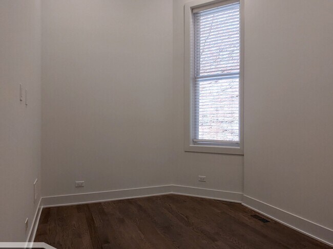 Building Photo - 2120 W Belmont Ave