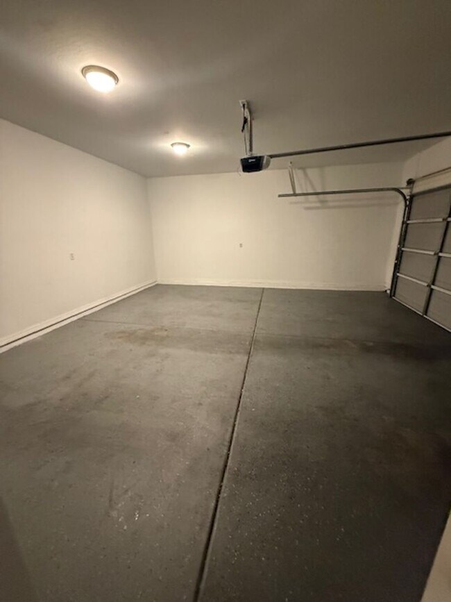 Building Photo - 3 Bedroom 2 Bath Home - Contact Property Pros Property Management