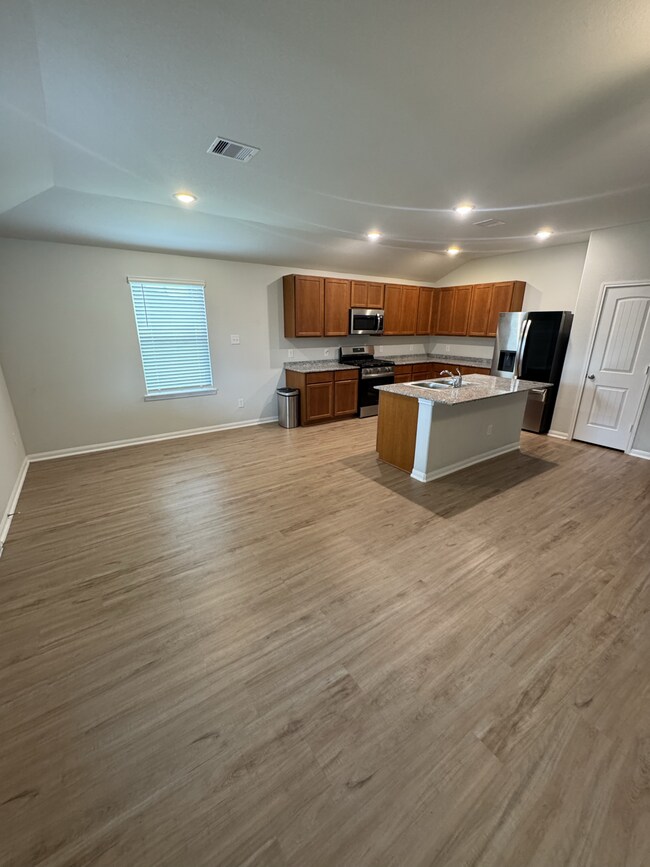 Building Photo - 820 Clear Vly Ln