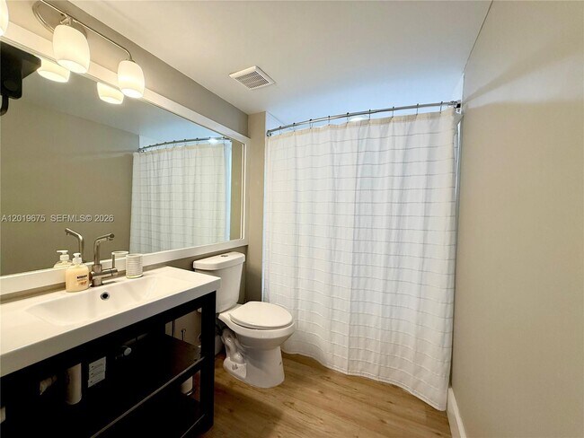 Building Photo - 1155 Brickell Bay Dr
