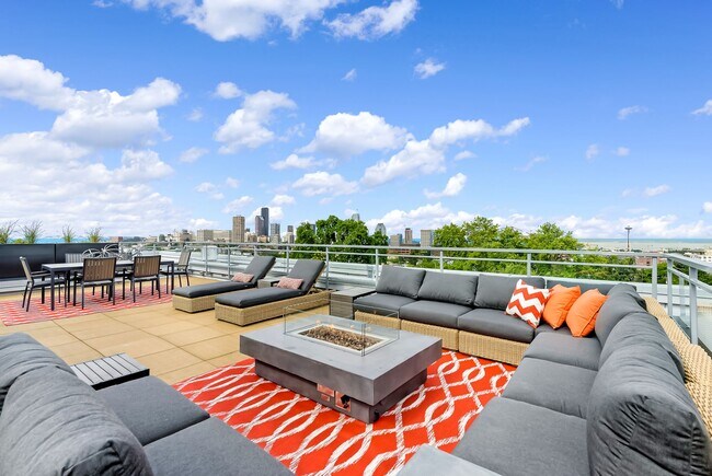 Building Photo - 1321 E John St