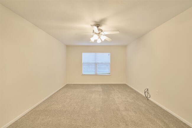 Building Photo - 12515 Lakeshore Dr