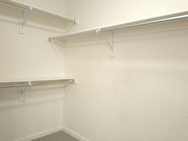 Building Photo - Beautiful and Spacious 3 Bedroom 2 Bath To...