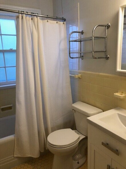 Building Photo - 208 Watts St