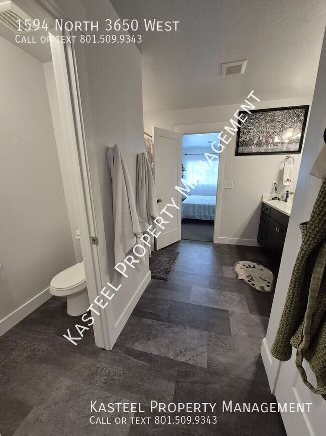 Building Photo - 1594 N 3650 W