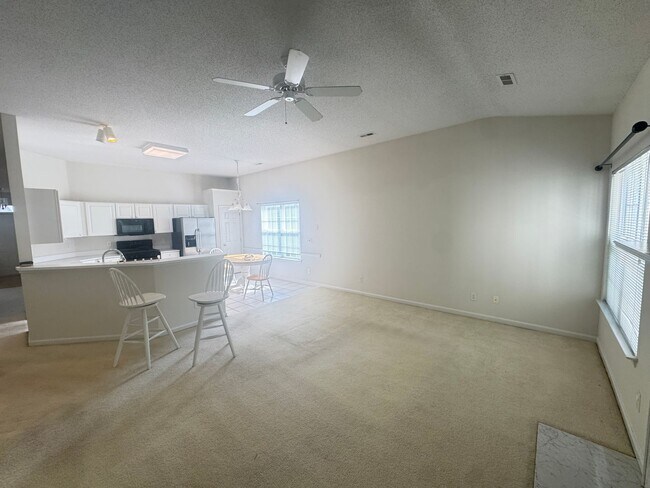 Building Photo - 4bd/2ba House newer neighborhood in betwee...