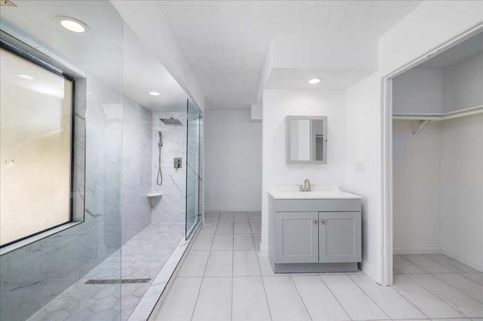 Building Photo - 12575 Deodar Ave