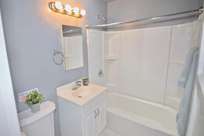 Building Photo - 5BD/2BA, Great Sunroom!