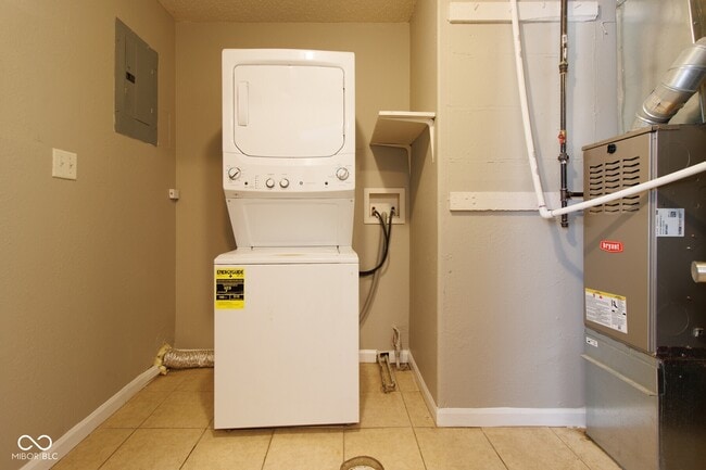 Building Photo - 6213 Commodore Dr