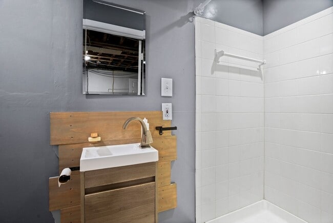 Building Photo - Brentwood Beauty