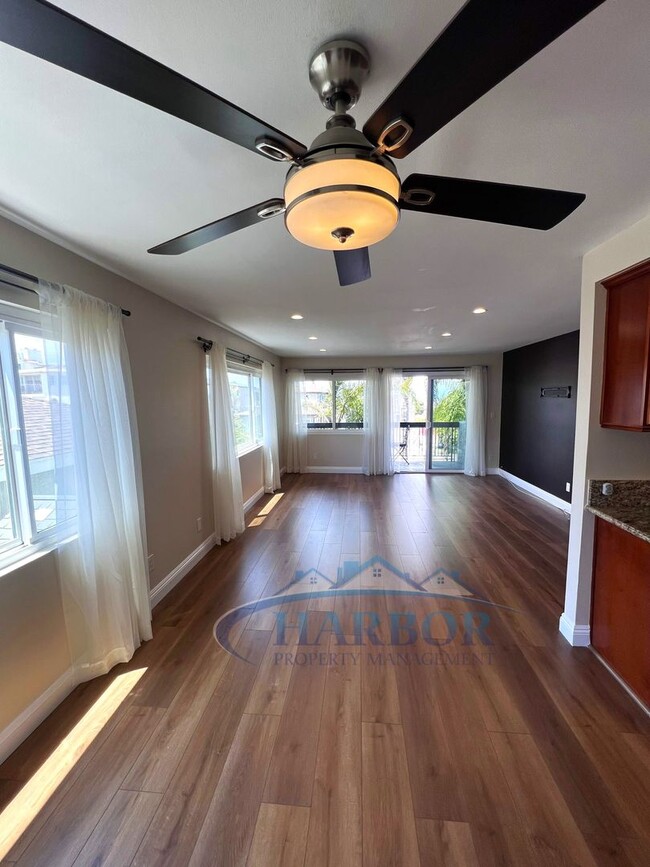 Building Photo - Spacious 2 Bedroom 1 Bathroom Upstairs Condo