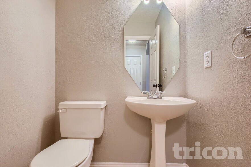 Building Photo - 4649 Devonshire Dr