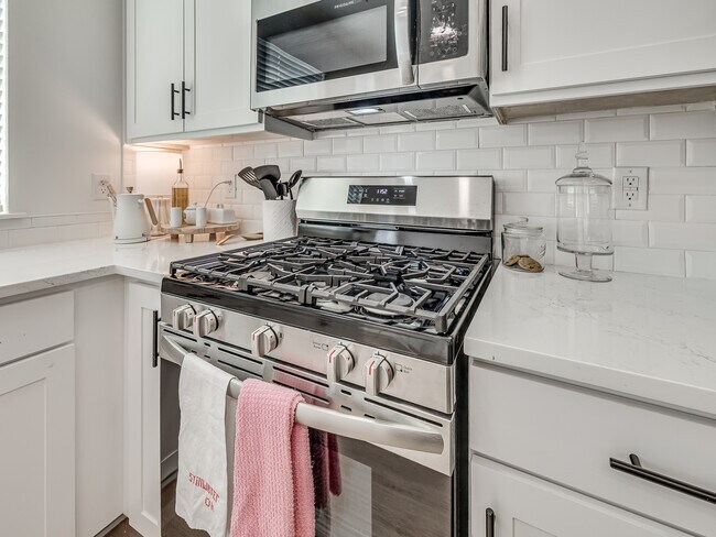 Building Photo - 1644 N Leverett Ave