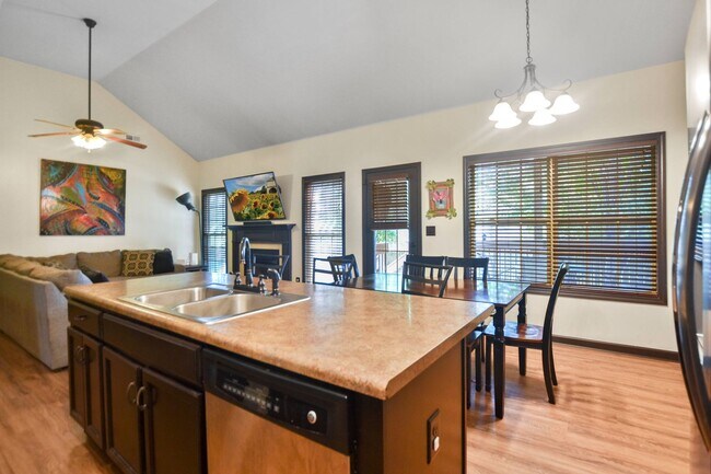 Building Photo - Pet Friendly Four Bedroom!