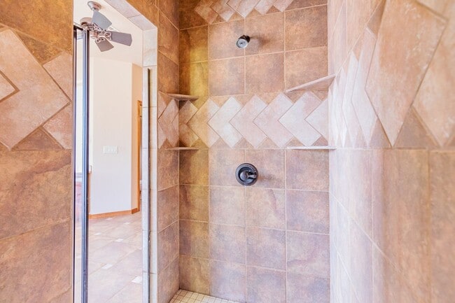 Building Photo - Beautiful Spacious 4 bedroom 2 bath House!