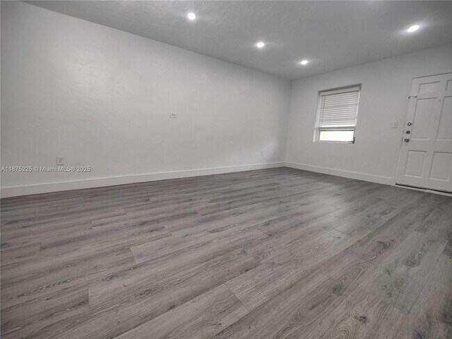 Building Photo - 2165 Bay Dr