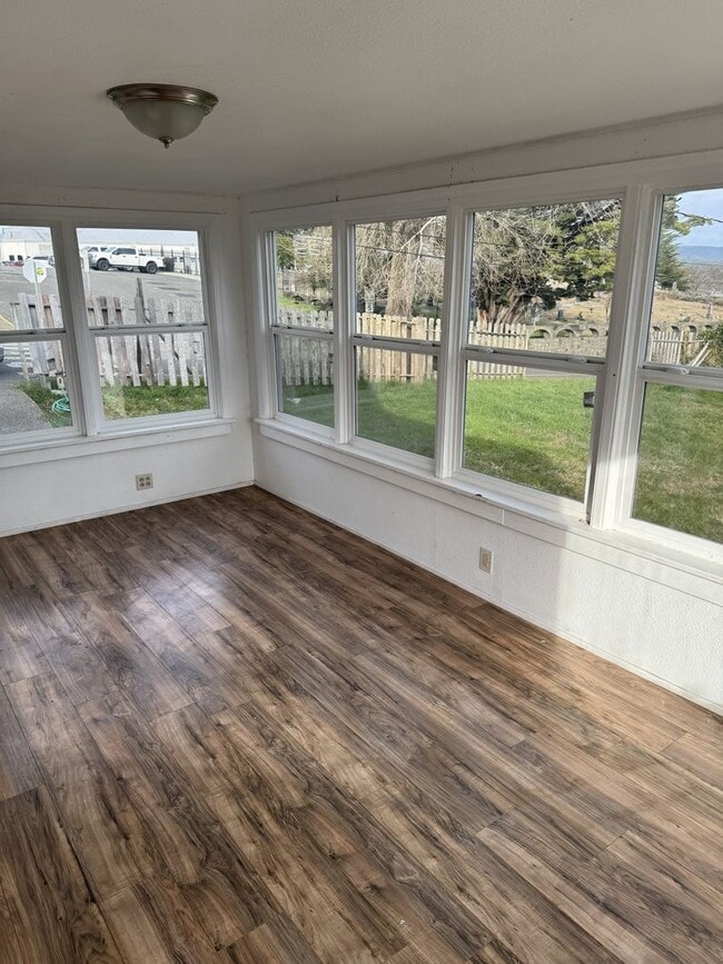 Building Photo - 5BD/2BA House in Coos Bay!