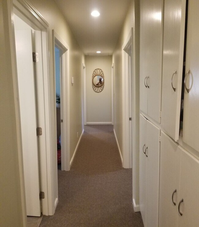 Building Photo - Immaculate 5 Bedroom 3 bath home with beautiful hill views!