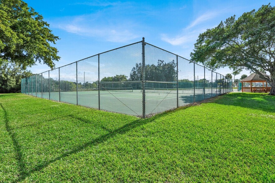 Building Photo - 940 Rainberry Lake Dr