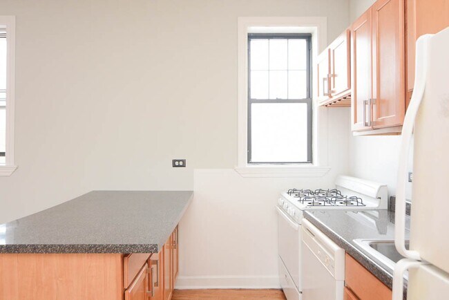 Building Photo - 728 W Barry Ave