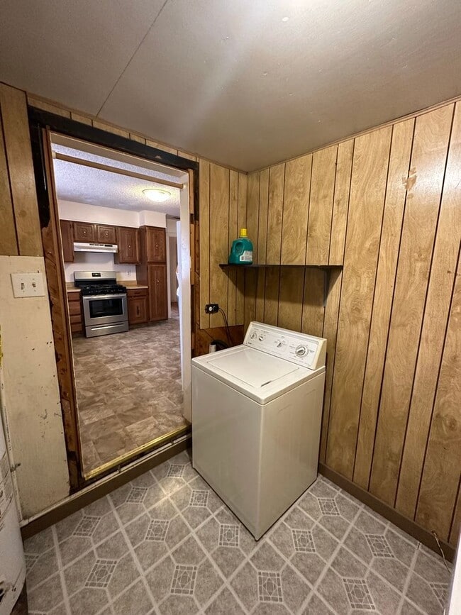 Building Photo - 3 Bed 1 Bath Home