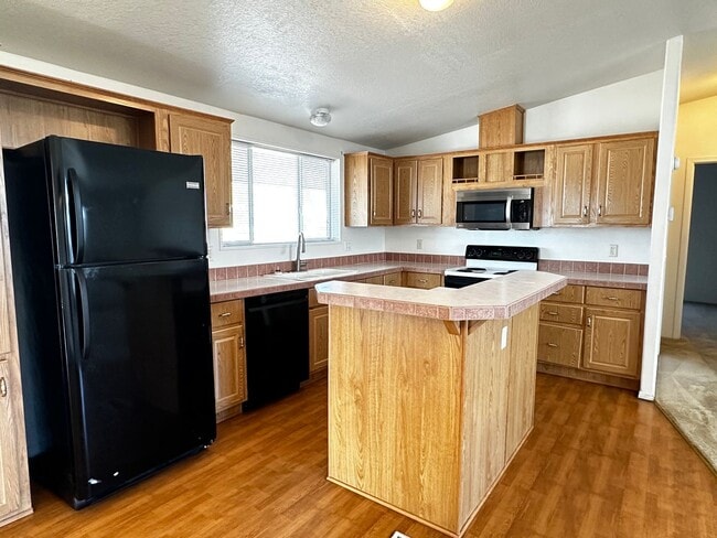 Building Photo - Coolidge 3 Bedroom 2 Bathroom Home Under $1,500!