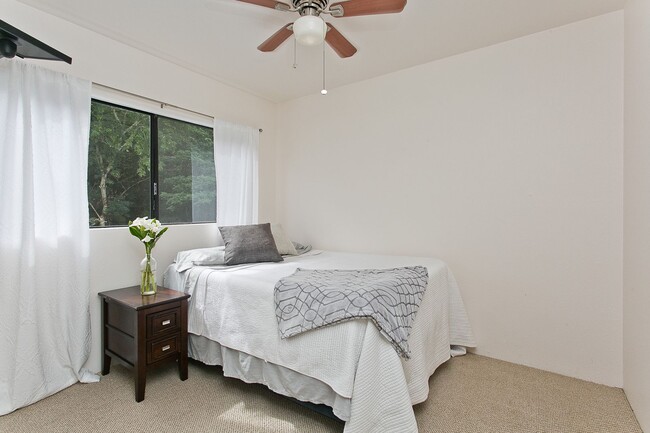 Building Photo - Three Bedroom Penthouse Townhome with beau...