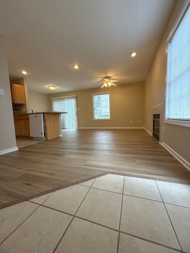 Building Photo - 3 BDRM TOWNHOUSE AVAILABLE JULY OR AUGUST ...