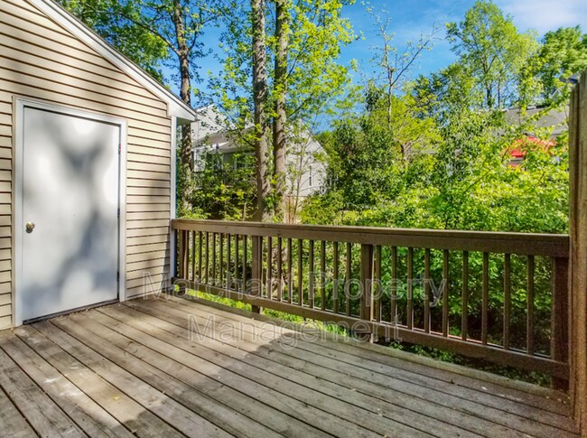 Building Photo - 106 E Bay Ct