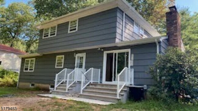 Building Photo - 4 Fern Ct