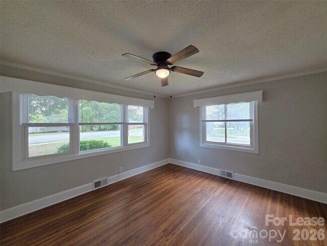 Building Photo - 1310 Oakwood Ave