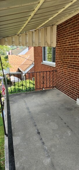 Building Photo - 406 Elm St