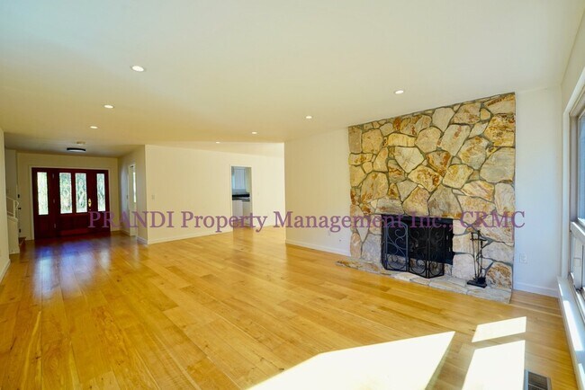 Building Photo - Quality Novato Home With Great Floorplan N...